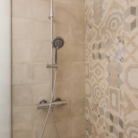 Joivy Modern Flat With River View Near Bica Elevator Appartement *