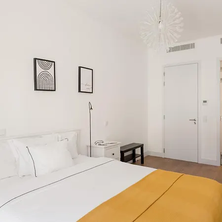 Joivy Modern Flat With River View Near Bica Elevator Appartement