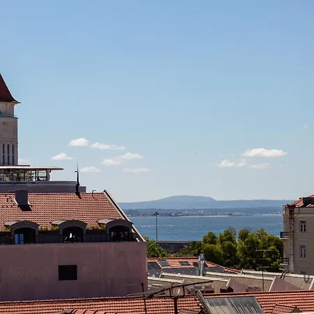 Joivy Modern Flat With River View Near Bica Elevator Appartement Lissabon