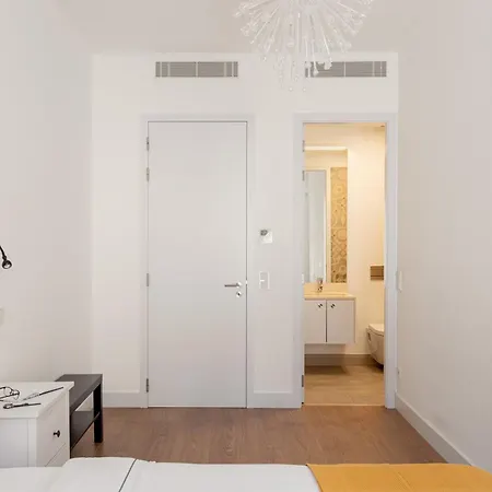 Joivy Modern Flat With River View Near Bica Elevator Appartement *