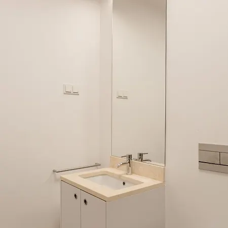 Joivy Modern Flat With River View Near Bica Elevator Appartement